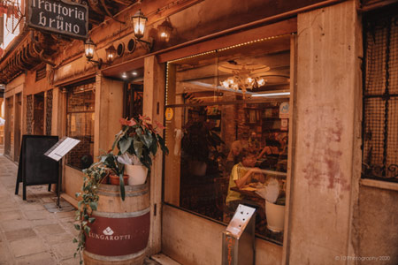 cena degli sconosciuti alla trattoria da bruno di venezia