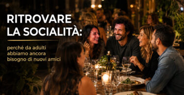 Persone che fanno nuove amicizie durante una Cena degli Sconosciuti